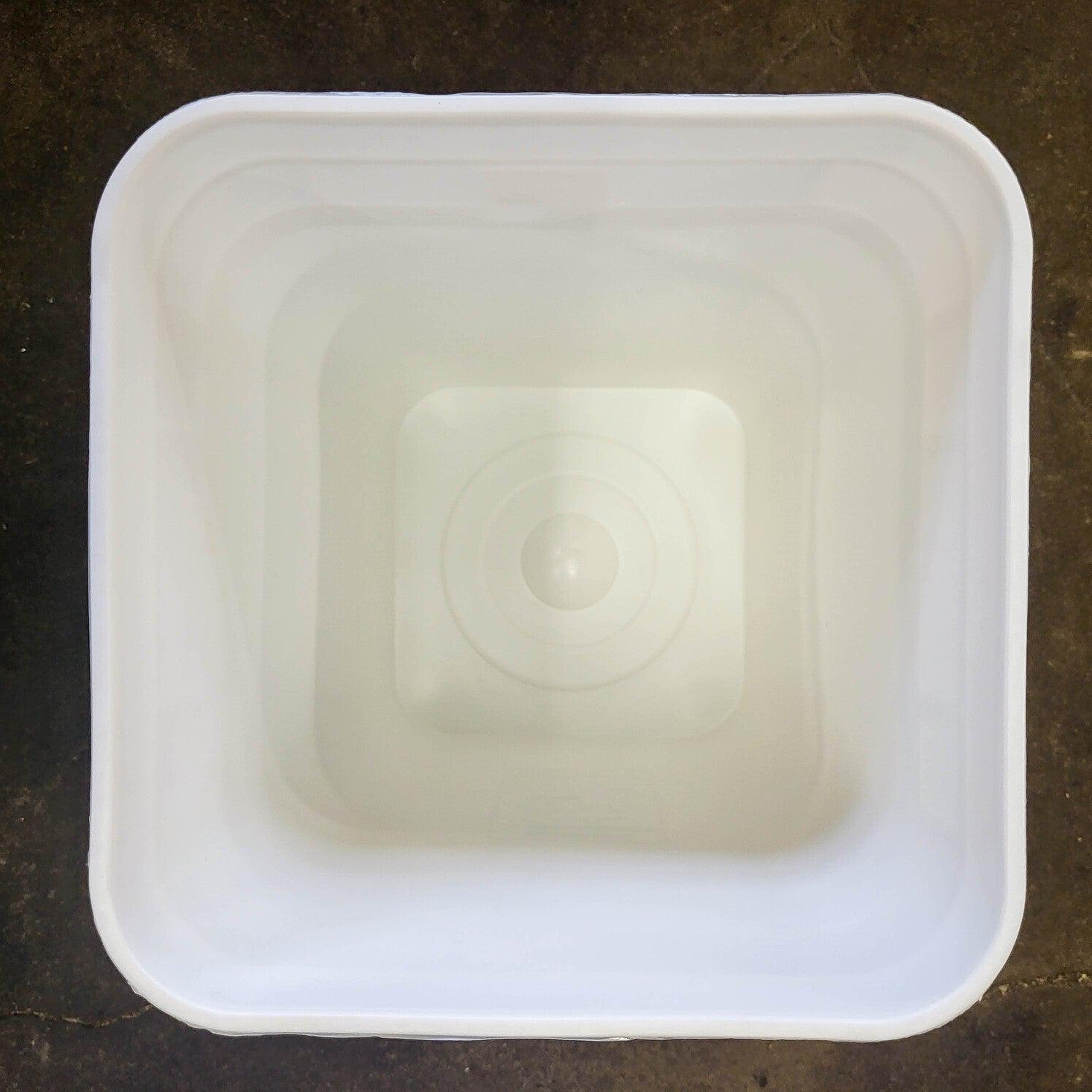 4 Gallon White Square Plastic Pail with Metal Handle (P8 Series)