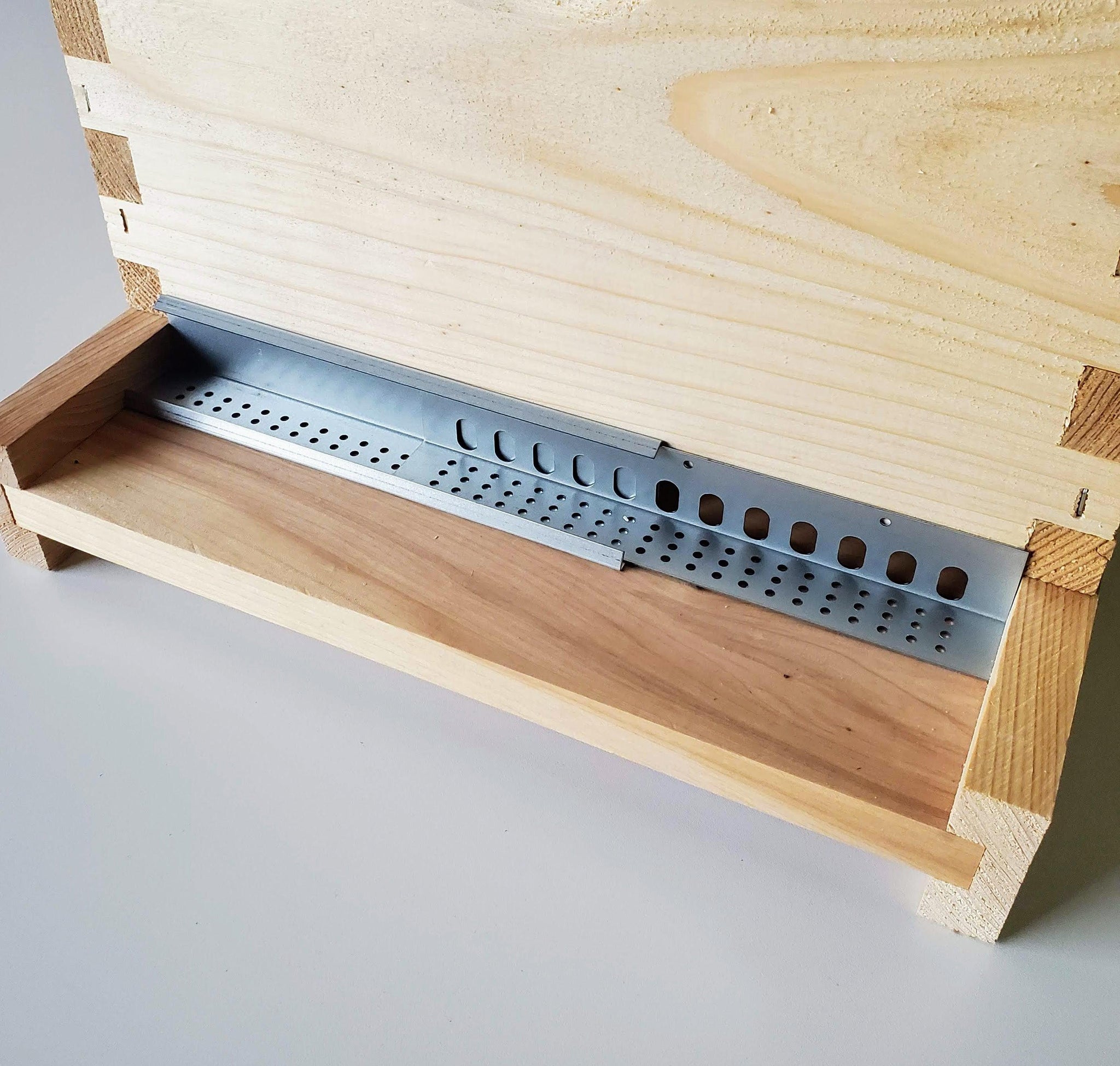 【KRAZY BEE】 KRAZY BEE FUSHICHOURUSHGUARD Universal and Reversible Metal Entrance Reducer – Foxhound Bee Company